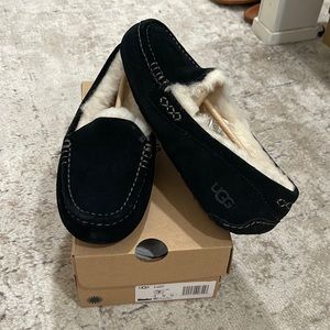 NWT: Size 7 UGG moccasins